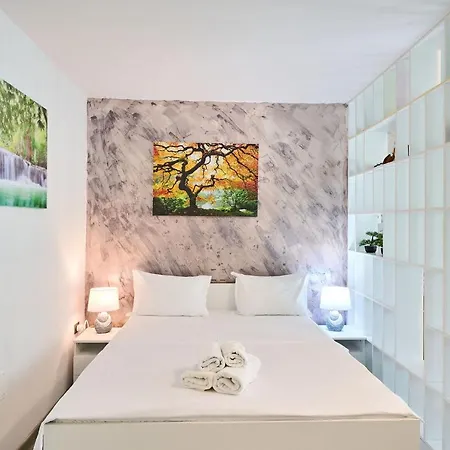 Color 126 - & Pools Access Apartment