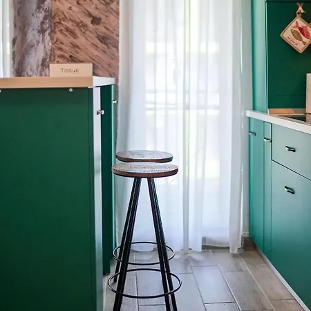 Color 126 - & Pools Access 마마이아