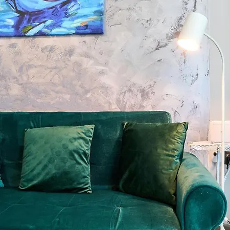 Color 126 - & Pools Access Apartment