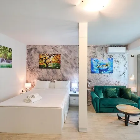 Color 126 - & Pools Access Apartment