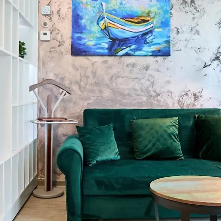 Color 126 - & Pools Access 마마이아