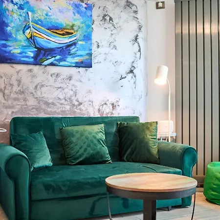 Color 126 - & Pools Access Apartment