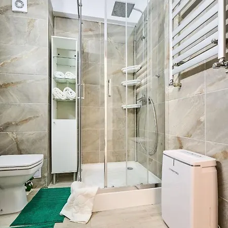 Color 126 - & Pools Access Apartment